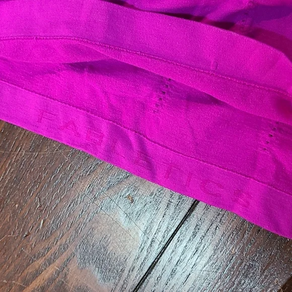 🦋 Fabletics Workout Top - Picture 7 of 7